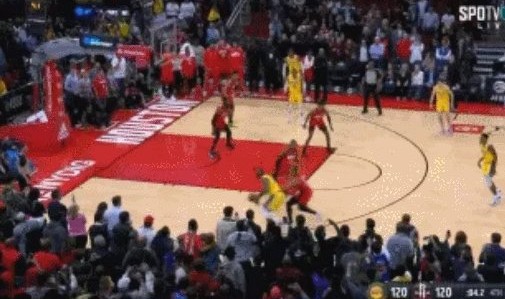 KOK体育官网-詹姆斯放弃绝杀赛后引争议 沃格尔：相信他的决策