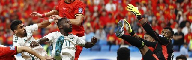 KOK体育官网-【世预赛】蒋圣龙造乌龙+造红牌 国足1比2沙特