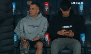 早日康复！卡萨多换发型+佩戴护具观看巴萨vs奥萨苏纳