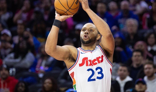 美滋滋！戈登跳出合同后76人又将其底薪签回 能从联盟拿130万补贴