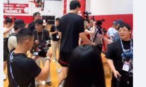 拓记：约有30家媒体出席了杨瀚森的首次夏联媒体见面会