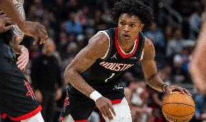 KOK体育-扭脚问题不大！阿门首节7中4拿到8分5板3助