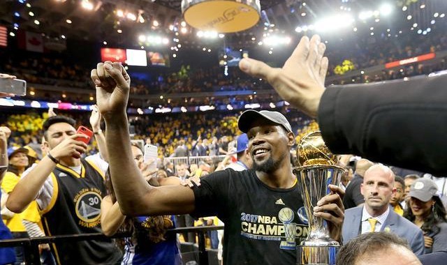 网友：库里没你也夺冠了！KD：把我那几个MVP奖杯寄回湾区 如何？